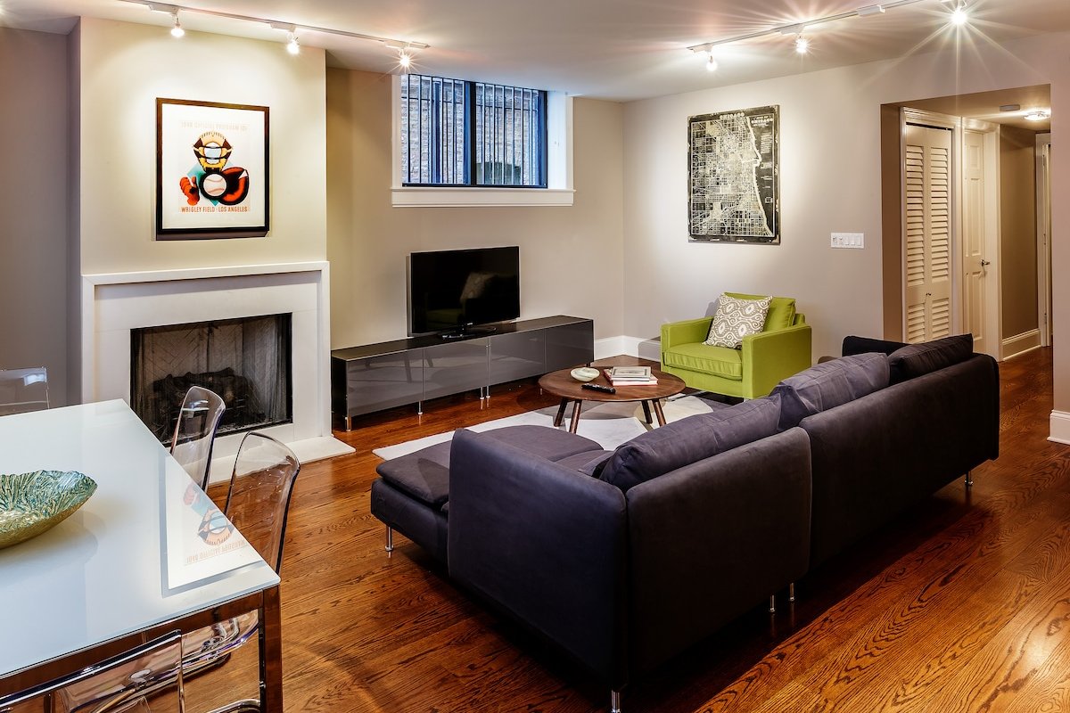 3 Bedroom Across from Wrigley Field AllStar Suite gallery image 3