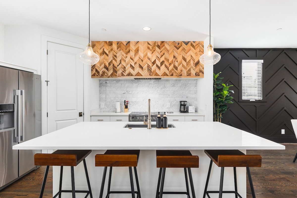 Garage Patio FirePit – Walk to Coffee, Restaurants gallery image 5