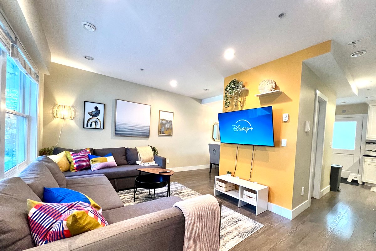 Spacious 4BR Townhouse in East Van | King Bed