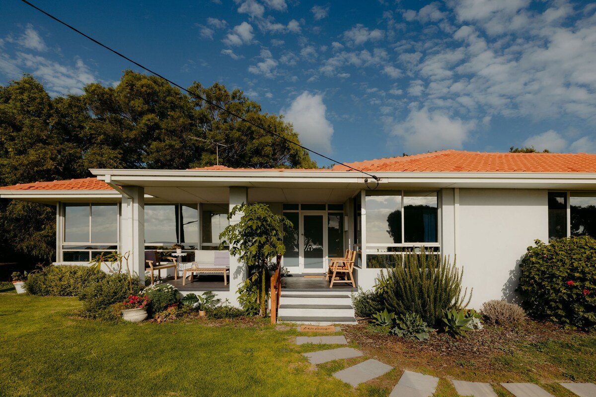 Beach front with Stunning views gallery image 4