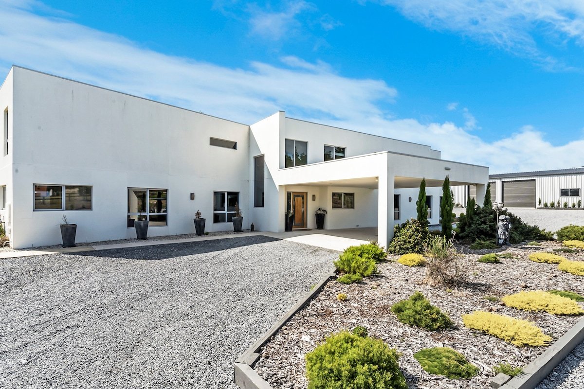 Paradise Point – Tamar Valley w/ heated pool gallery image 2