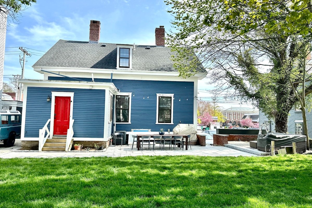 Charming Downtown Home – 4 Car Parking & Backyard! gallery image 2