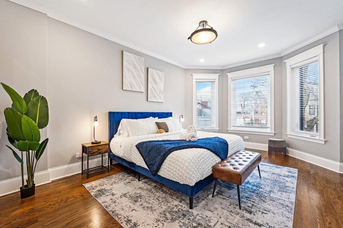 Large LUX 6BD/4BA Home (+garage/patio) gallery image 4