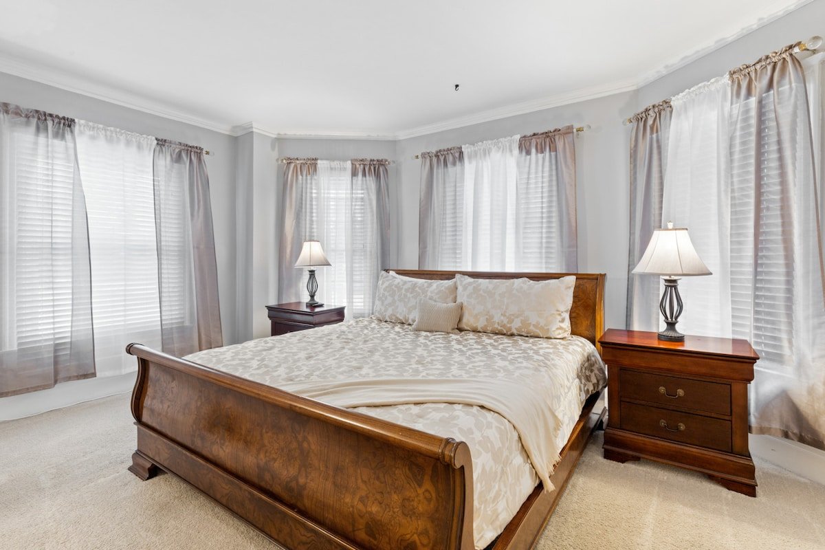Stately Park Ave. Century Home – Sleeps 6! gallery image 3