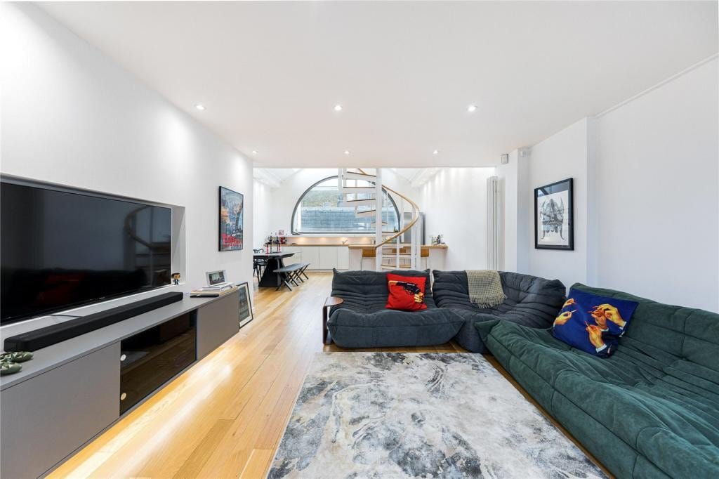 Unique Light-Filled Three-Bedroom Mews House gallery image 4