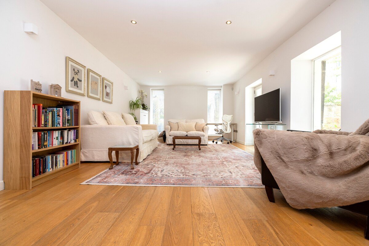 3-BR New Town House with Patio near Princes St gallery image 4