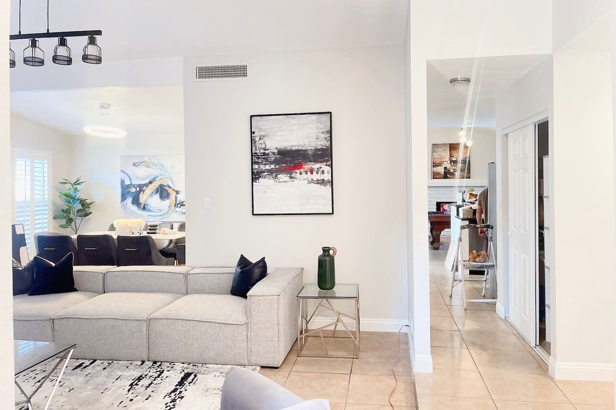 Vacation Home w Pool & Hot Tub 2.6 mile to Strip gallery image 3