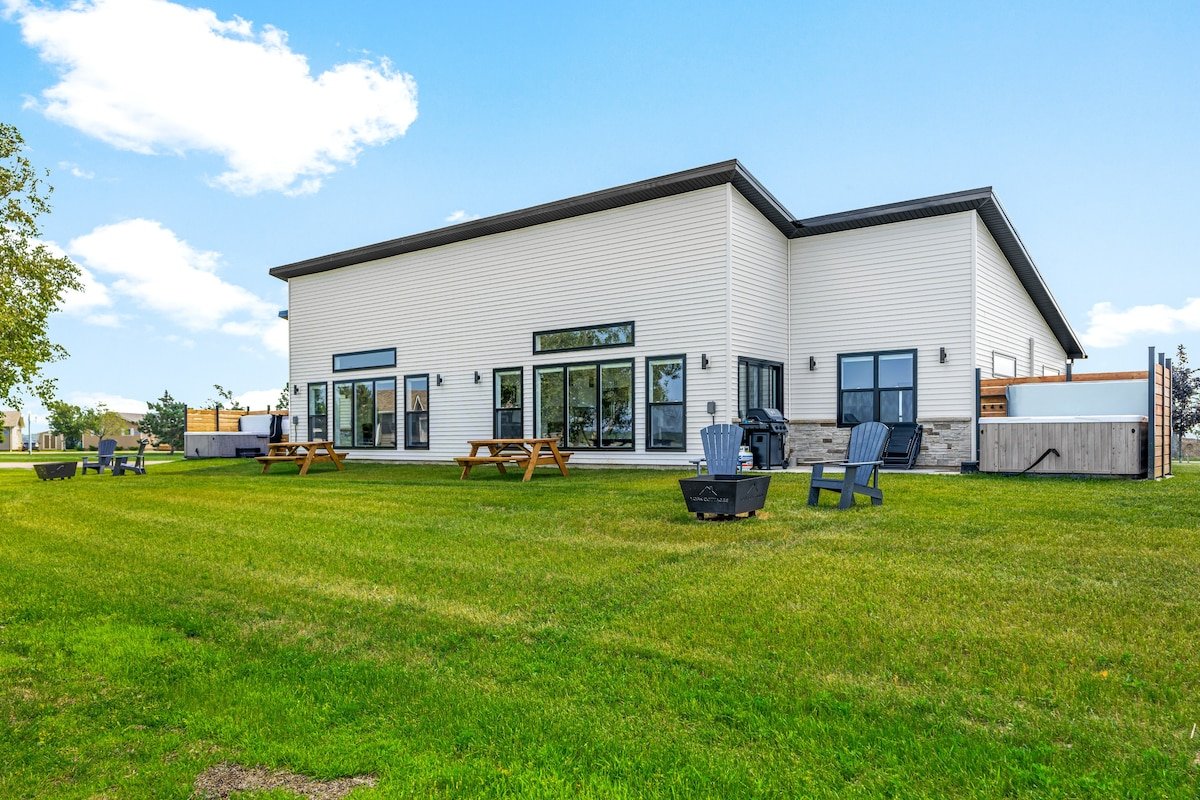 Beachfront Luxury Home with Pool & Hot Tub Tub 97 gallery image 3