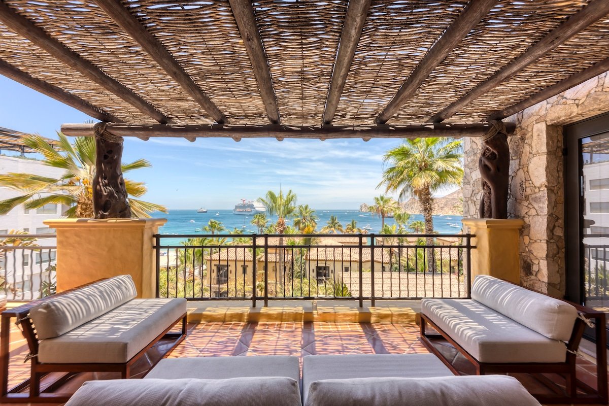 Luxury Condo | Swimmable Beach | 5-Star Amenities!