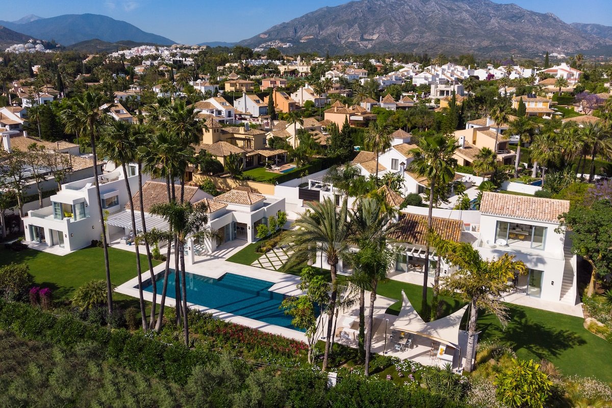 Luxury 7BR Golf-Front Villa, Heated Pool & Gym