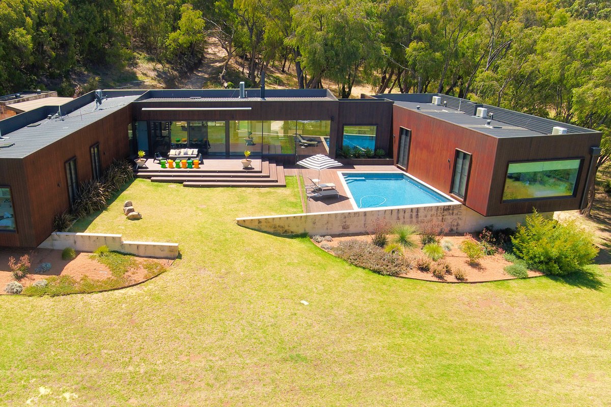 Sophie’s Vineyard—Sprawling Scenery with Pool