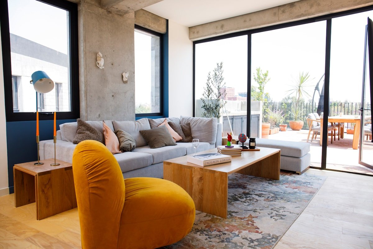 Luxury Penthouse in the City Centre gallery image 2