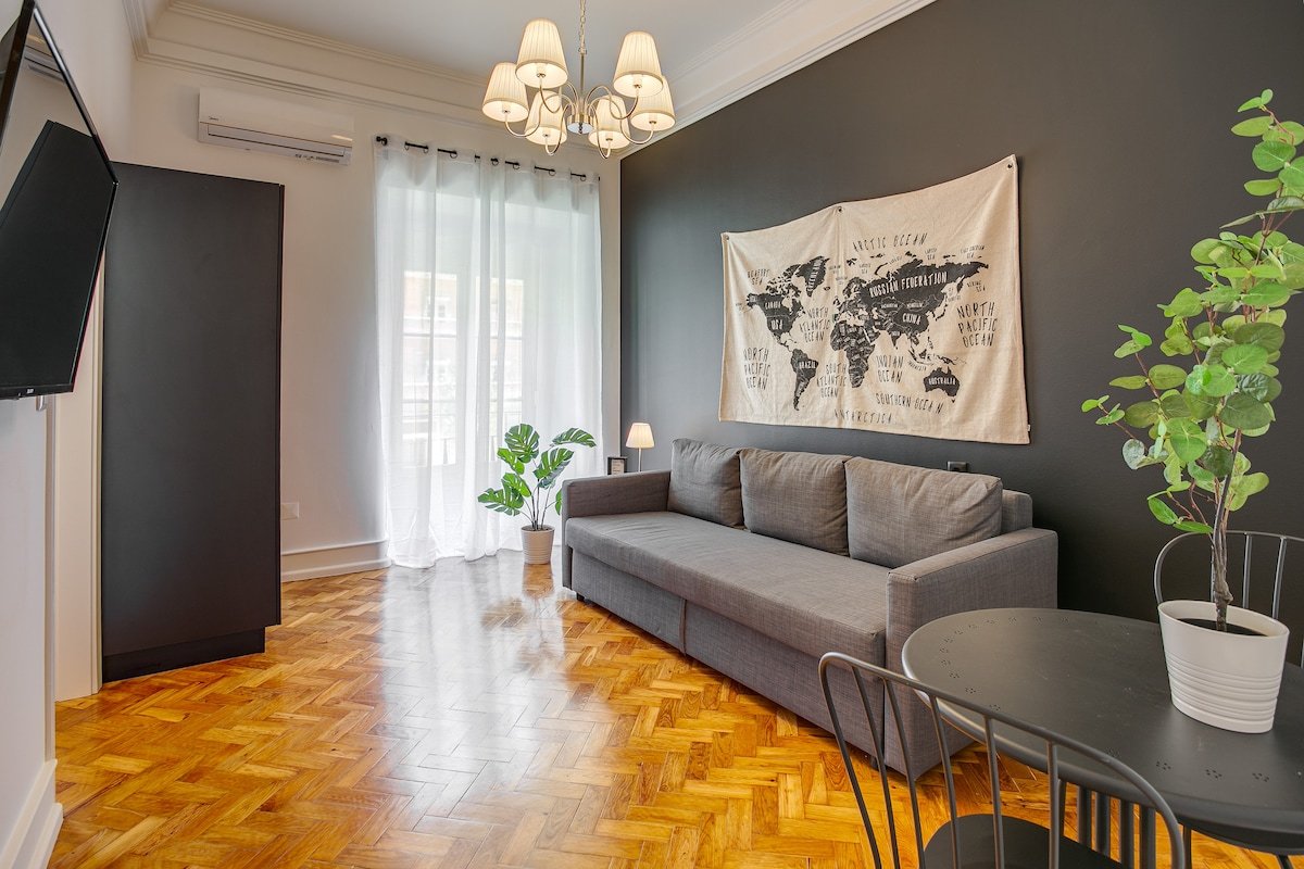 Home Out 1E – 5 Suite Apartment Central w/ Parking gallery image 3