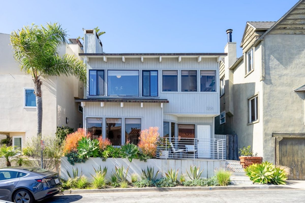 Luxe Retreat Steps to Beach & Shops | Free Parking gallery image 3