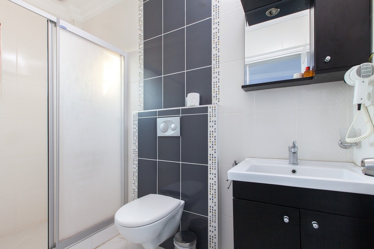 H-Group Trip? Privacy? 3 Flats 5 Baths Sleeps 15 gallery image 4