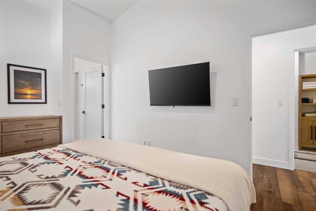 Incredible Manzanita Escape, Indoor Sport Court, gallery image 3