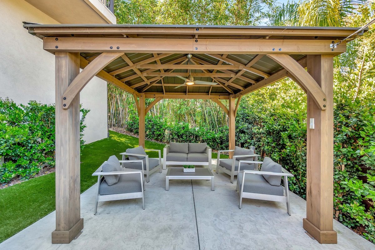 Luxury Villa W/ Spectacular Hollywood Hills View gallery image 3