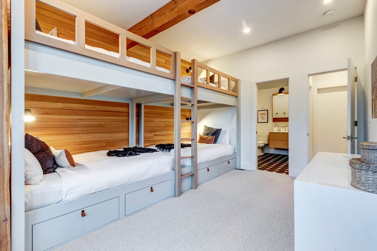 Nighthawk 3343 – Stunning Views, Private Hot Tub gallery image 3