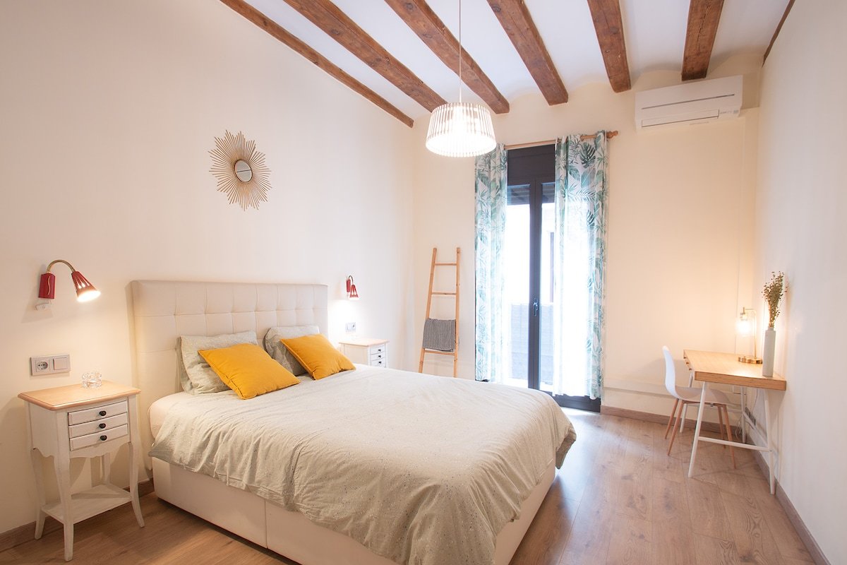 Spacious central apt, 4BR, AC, Wi-Fi, Gothic gallery image 2