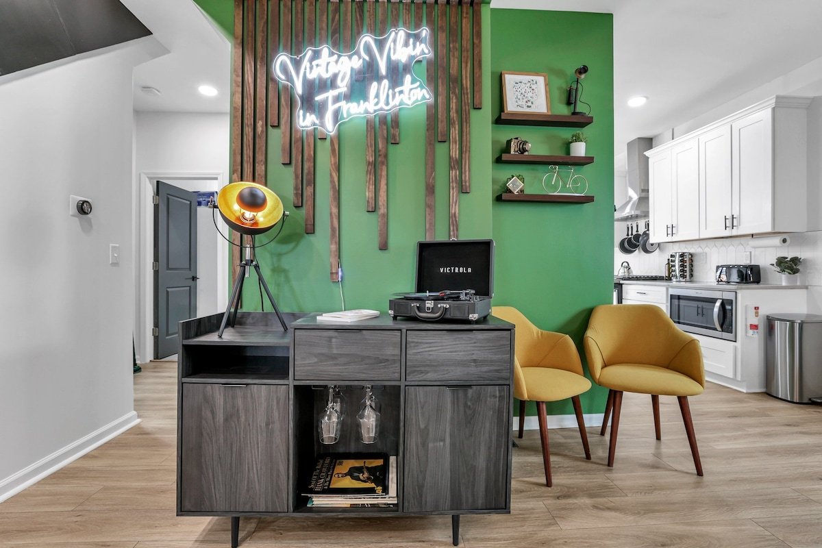 King Beds+Games | HUGE Downtown Retreat | Dogs ok gallery image 2