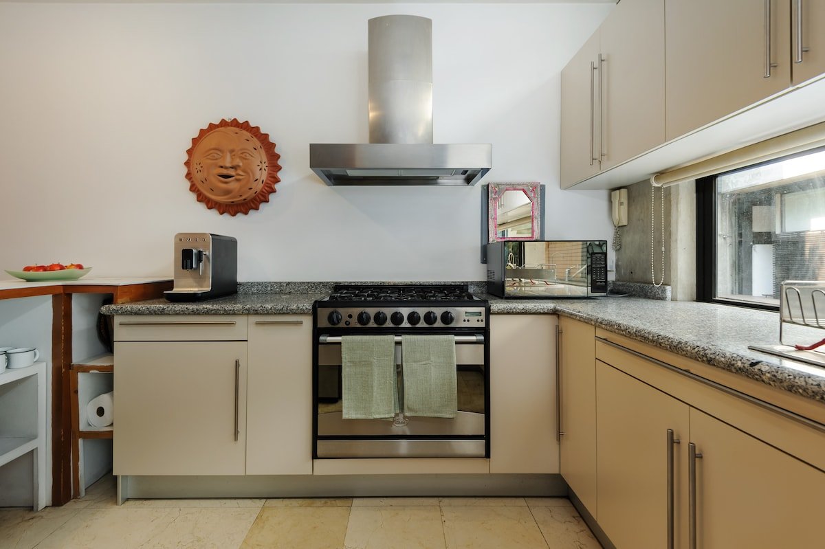 Premium 2BR Duplex w/Terrace in Iconic Building gallery image 3