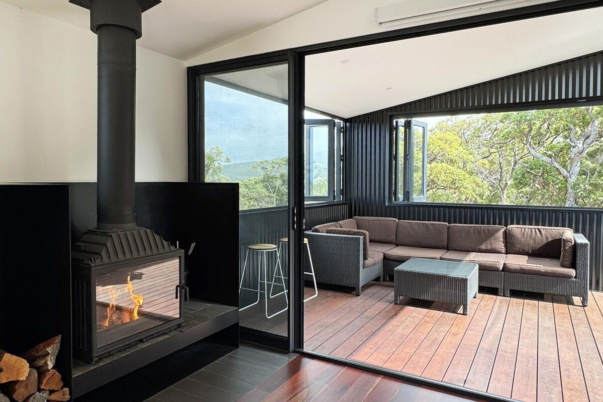 Lights Lookout: Elevated home, expansive sea views gallery image 4