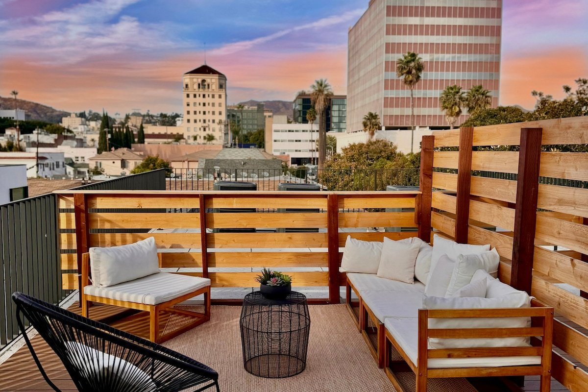 Hollywood View Home | Spacious, Bright & Private gallery image 3