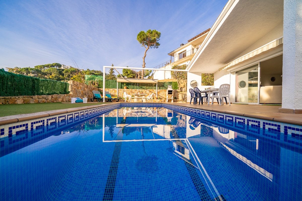 Villa Natura – Beachfront, BBQ, Pool & A/C gallery image 2