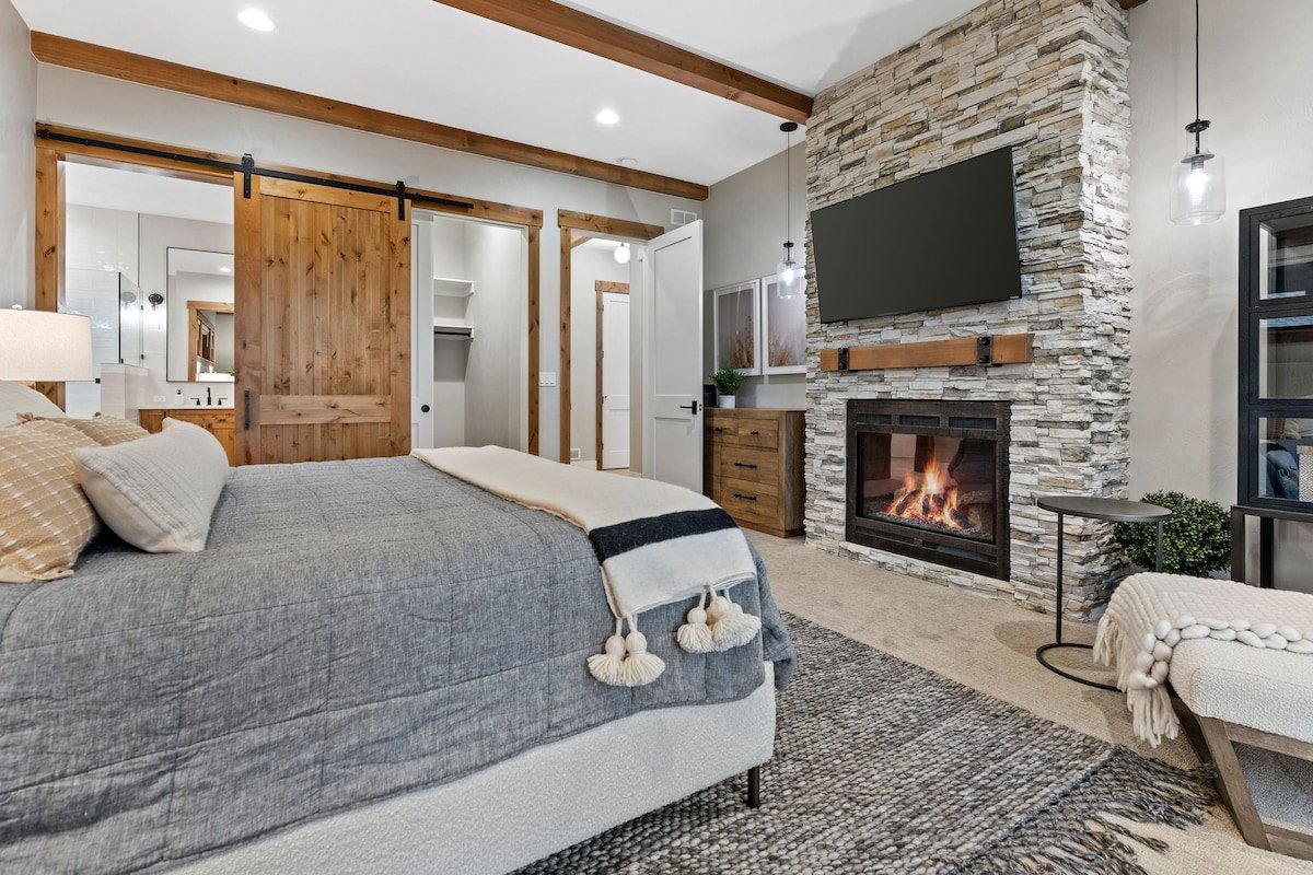 Luxury Family Escape | Hot Tub, BBQ & Ping Pong gallery image 3