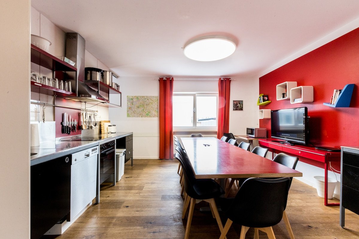 2 [RO] 8 rooms 5 bath, max 18 guests, @old airport gallery image 4