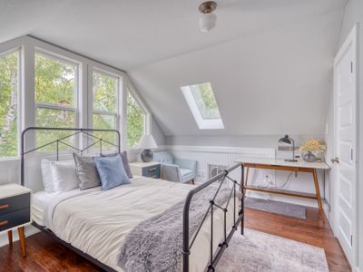 Massive Nob Hill Craftsman ~ 99 WalkScore, 8 beds