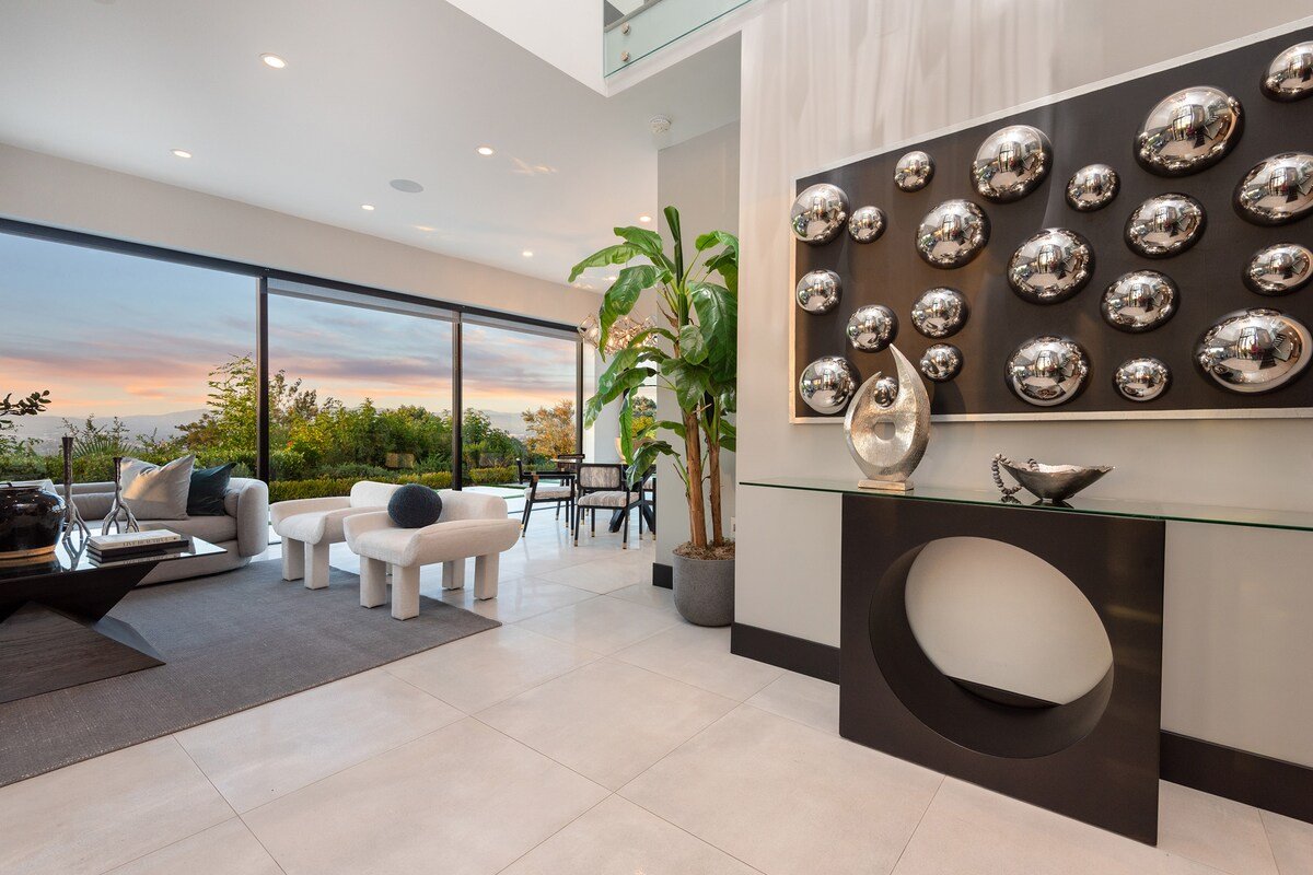 Picturesque Gem with Luxe Comfort & Scenic Views gallery image 5