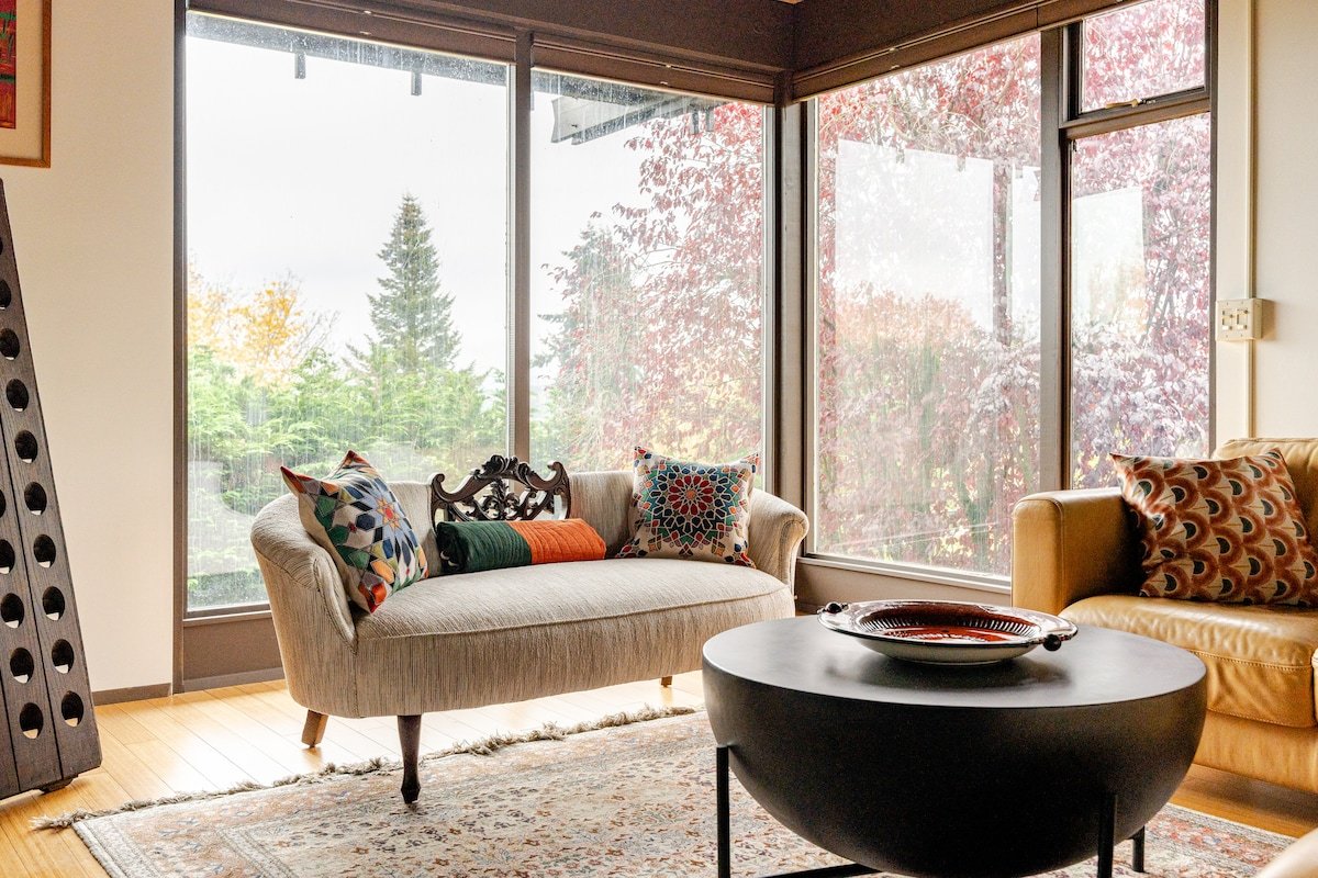 Luxury Walk to Beach Home/ Sauna/ Chef’s Kitchen gallery image 4