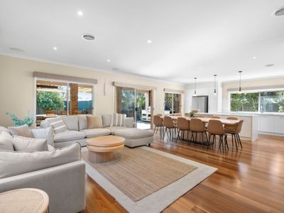 Surfside Haven – 100m to beach – sleeps 12!