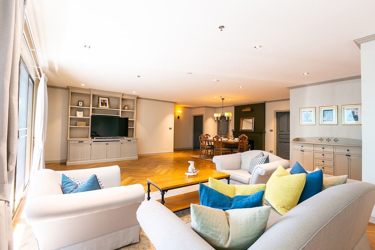 Huge Living & Bedroom with Bathtub | Rooftop Pool gallery image 3