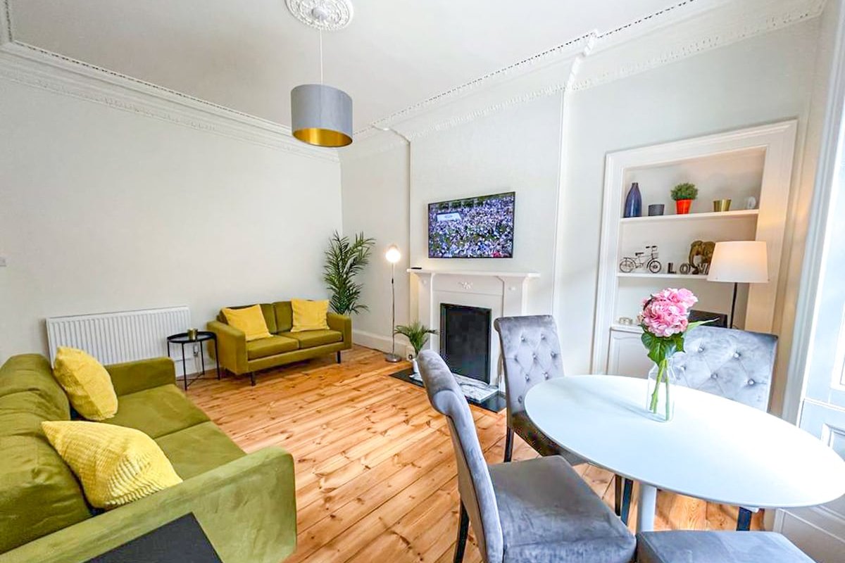 Desirable 2 Bed Apt Near Edinburgh Castle gallery image 5