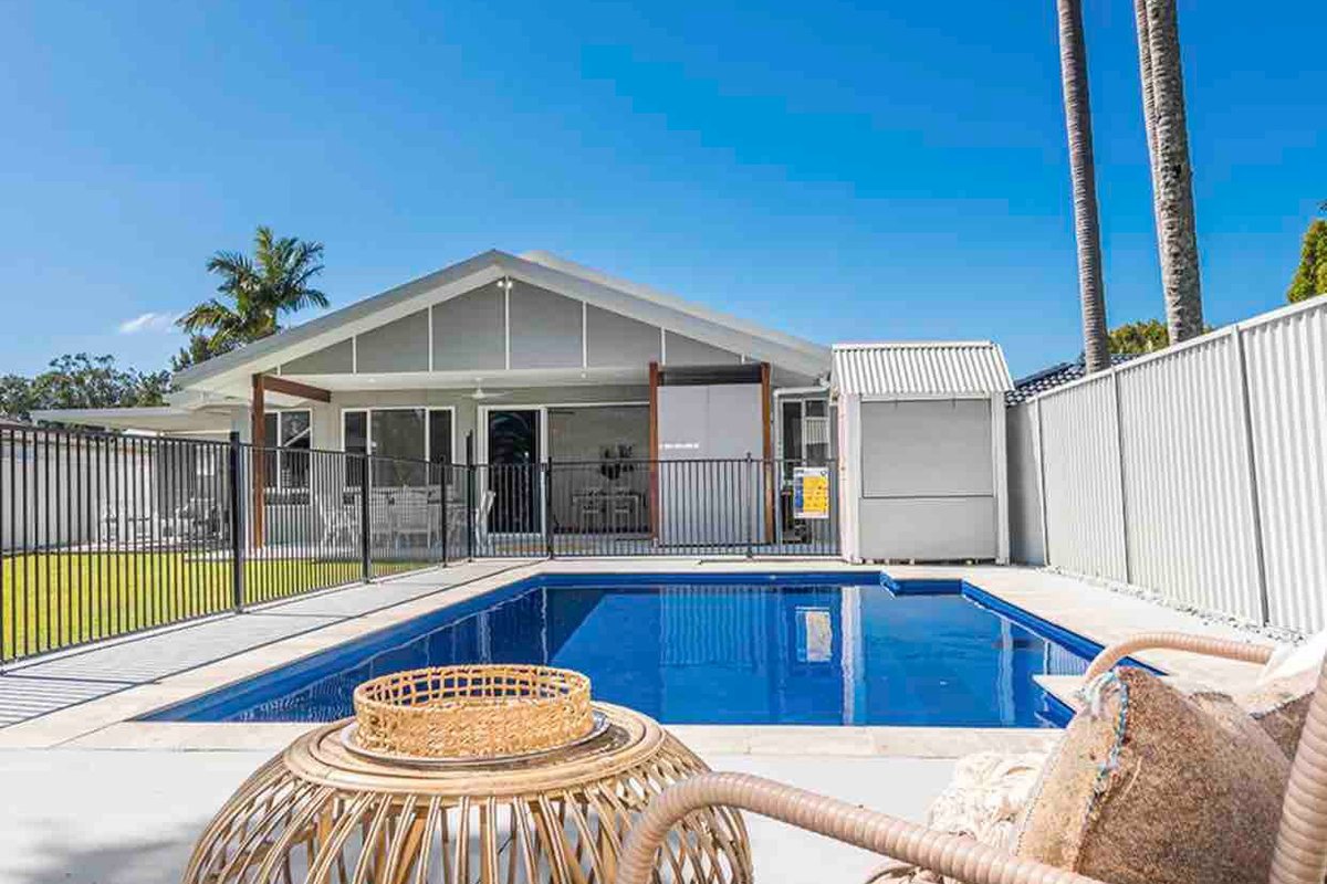 Beachside, waterfront home with a pool and SAUNA
