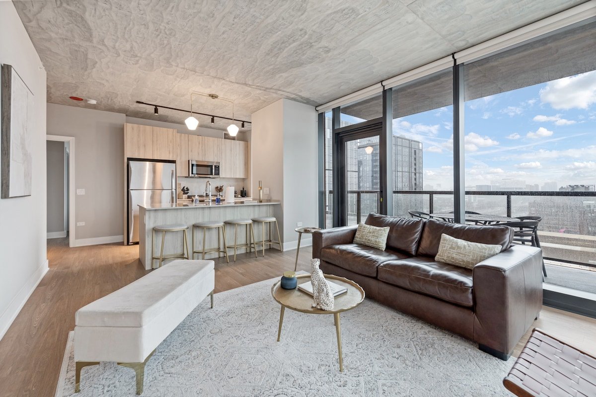 West Loop Oasis: Skyline Views + Prime Location gallery image 2