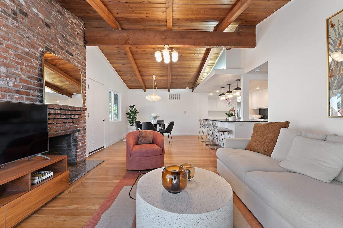 Mid-Century Modern Gem in PDX/LO gallery image 5