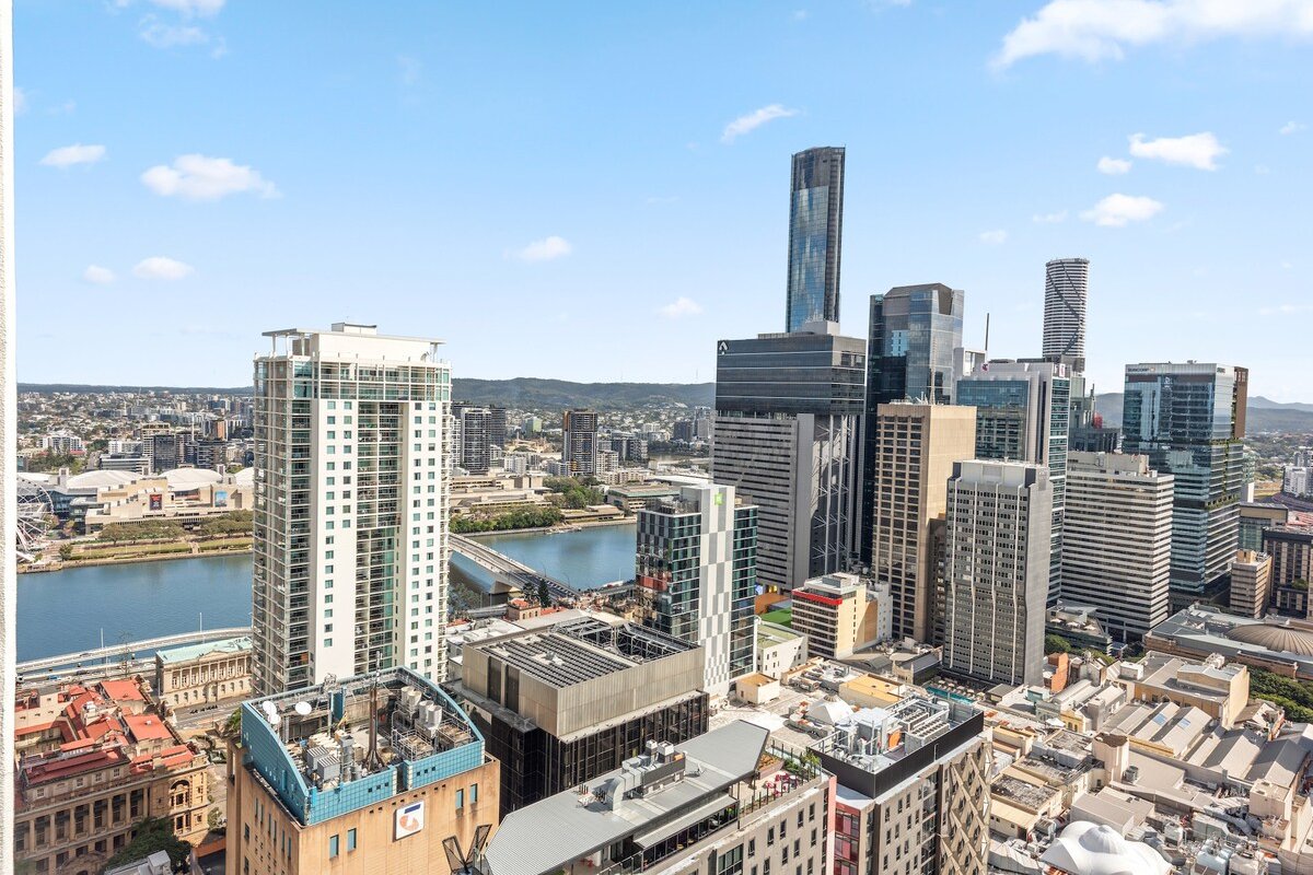 Top Floor! 2Bed/2Bath/1Car/Pool/Views ~ CBD gallery image 5