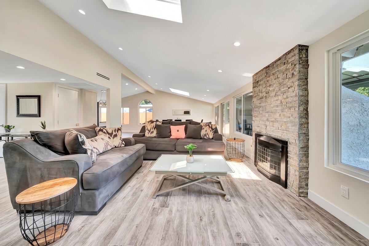 Incredible View, Huge Pool & Basketball! gallery image 3