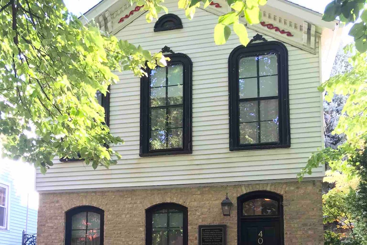 Historic Old Town, Fabulous 4 Bedroom Home gallery image 3