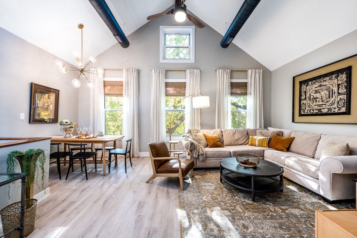 Penthouse. Historic Wicker Park. Walk | Shop | Eat gallery image 2