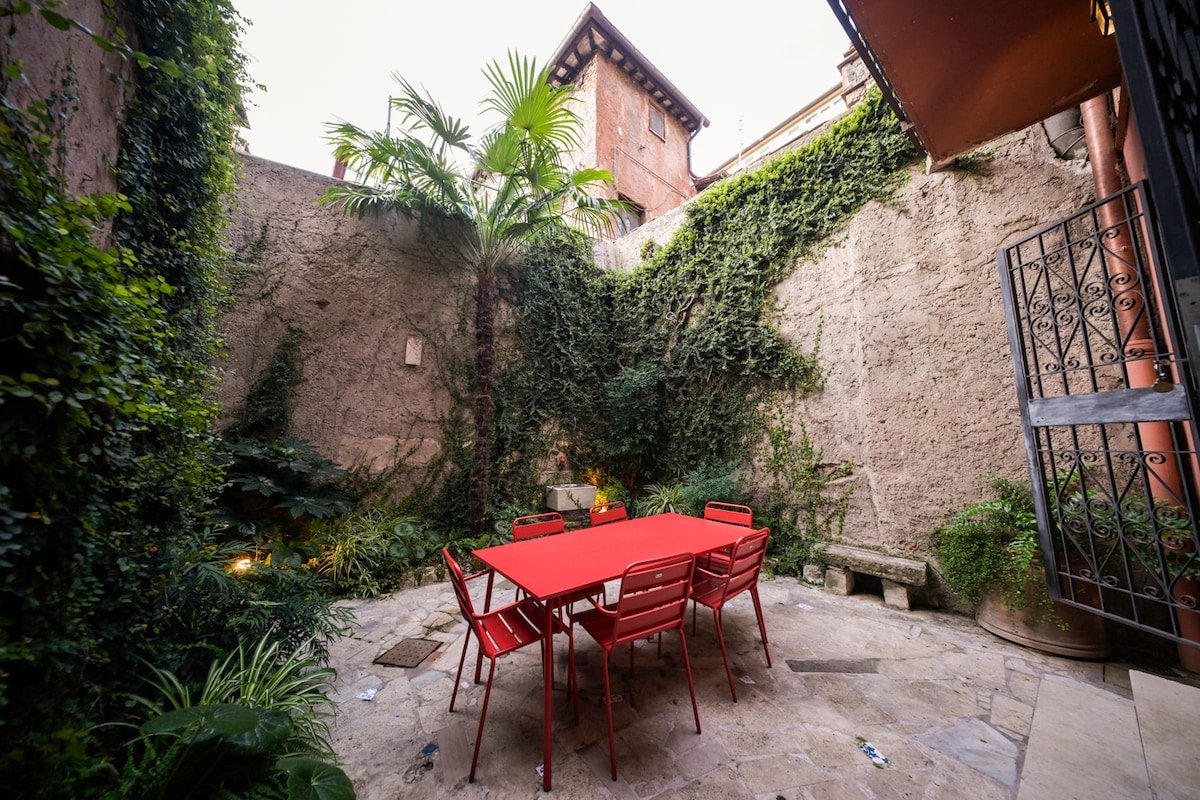 Quiet terrace and garden in Trastevere heart gallery image 2