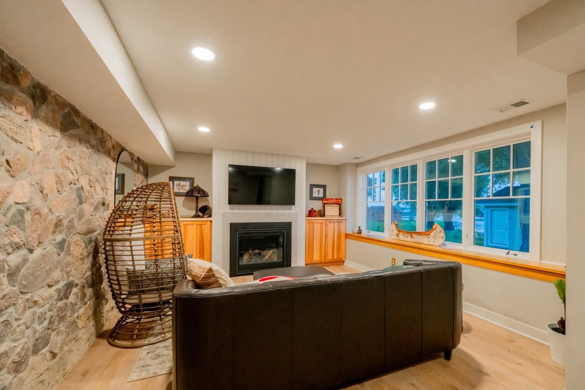 Lakefront Cottage with Sunrise Views & EV Charger gallery image 4