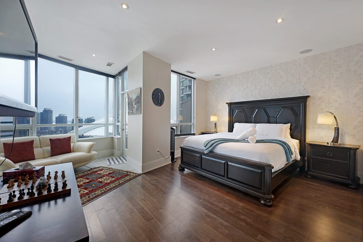 Two-Story 3BR Penthouse Downtown! gallery image 4