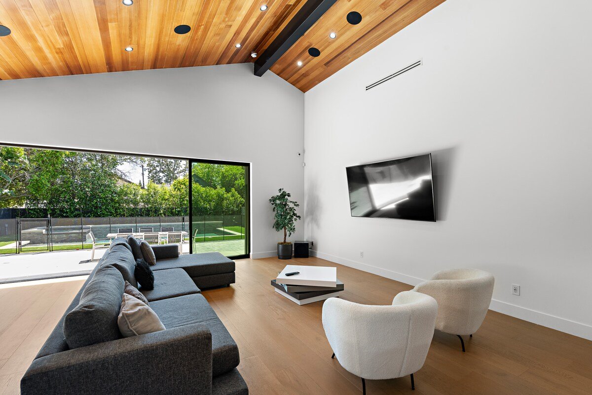 Modern Villa In Los Angeles gallery image 5