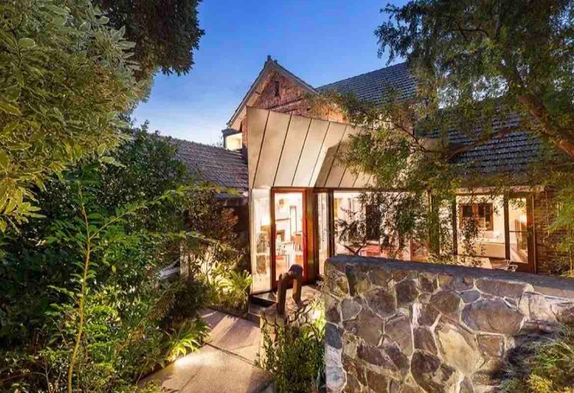 Spacious Art Deco house gallery image 3