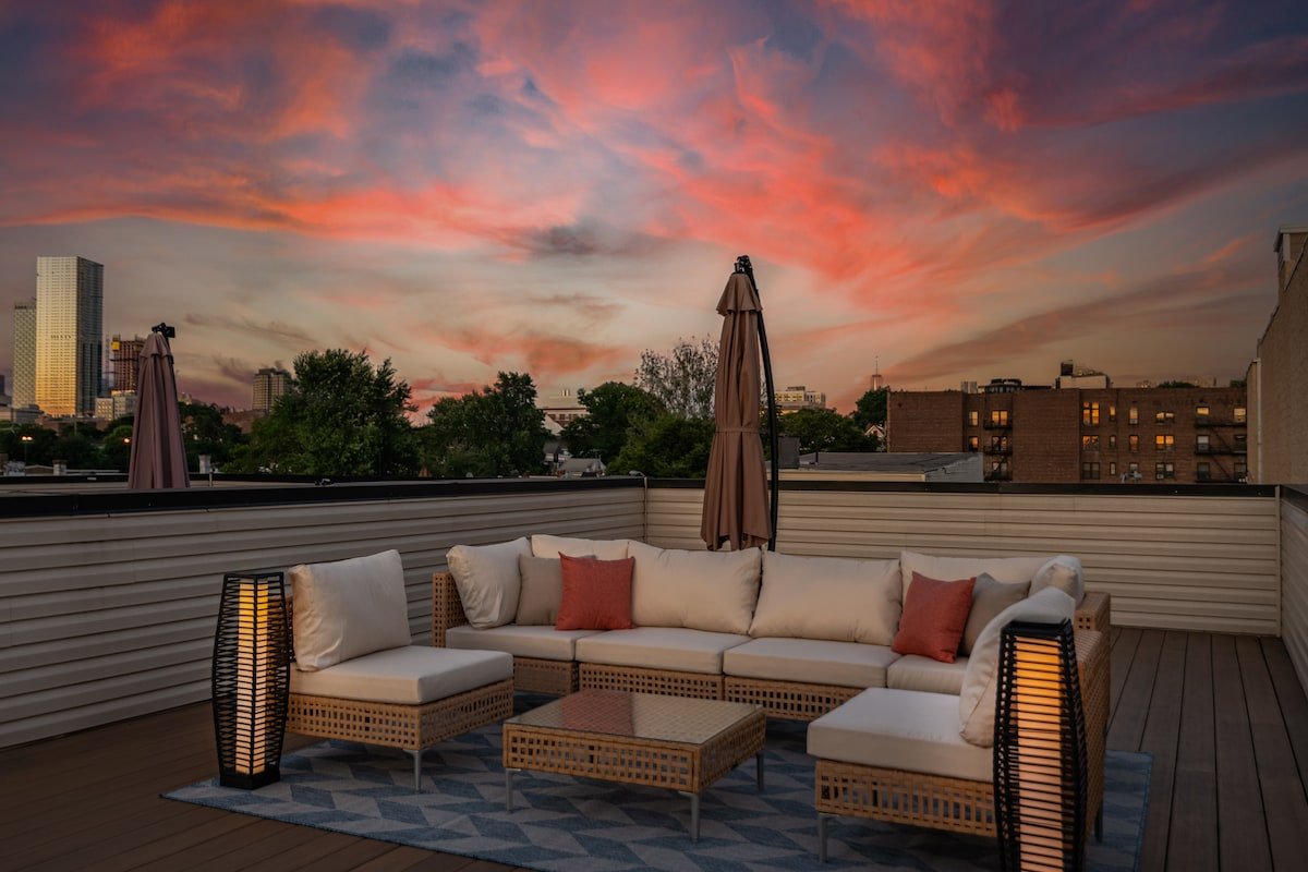 NEW LUX 3BR w/ FREE Parking & Rooftop Mins to NYC! gallery image 2