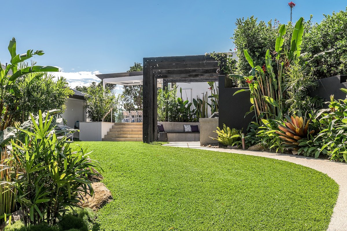 Wave Hill & Pool House. Two homes. One property. gallery image 5